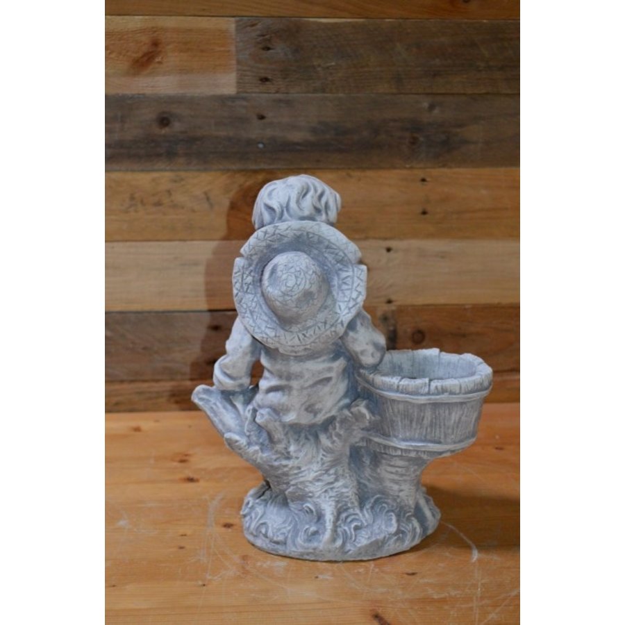 Betonnen beeld jongetje met hond en ton als plantenbak-3
