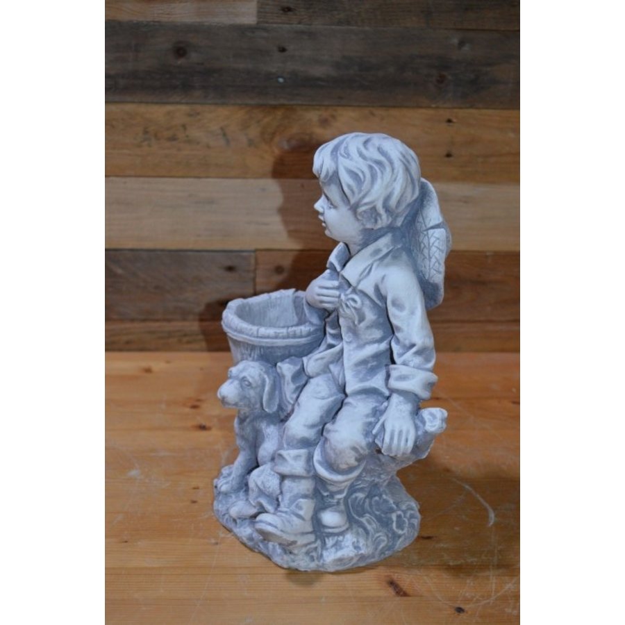 Betonnen beeld jongetje met hond en ton als plantenbak-4