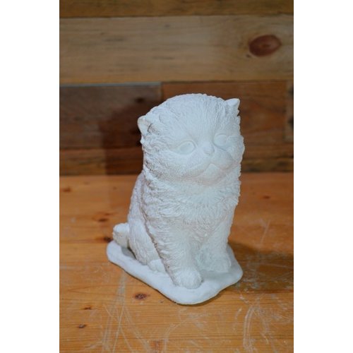 Betonnen beeld kleine poes 