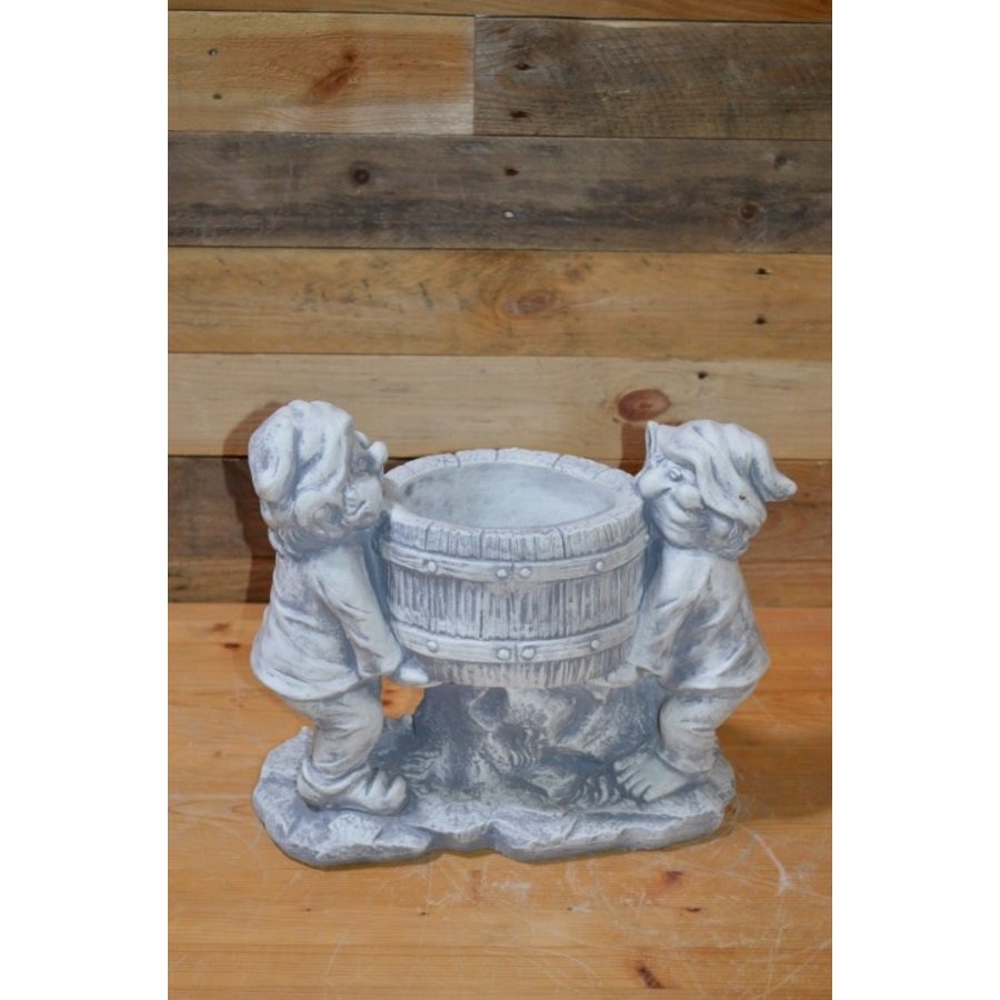 Twee laven of kabouters met betonnen plantenbak-1