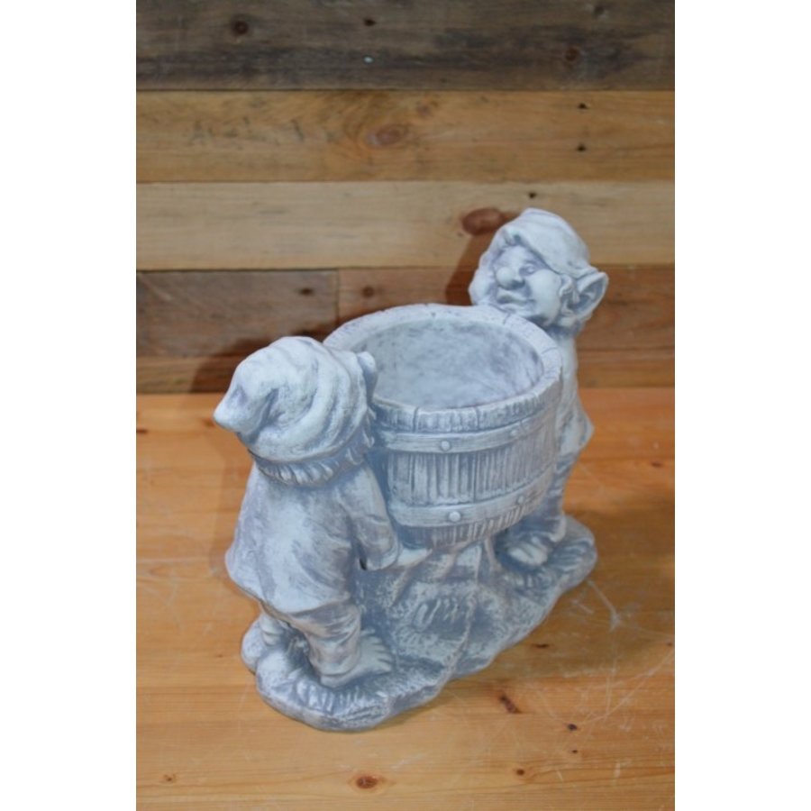 Twee laven of kabouters met betonnen plantenbak-3