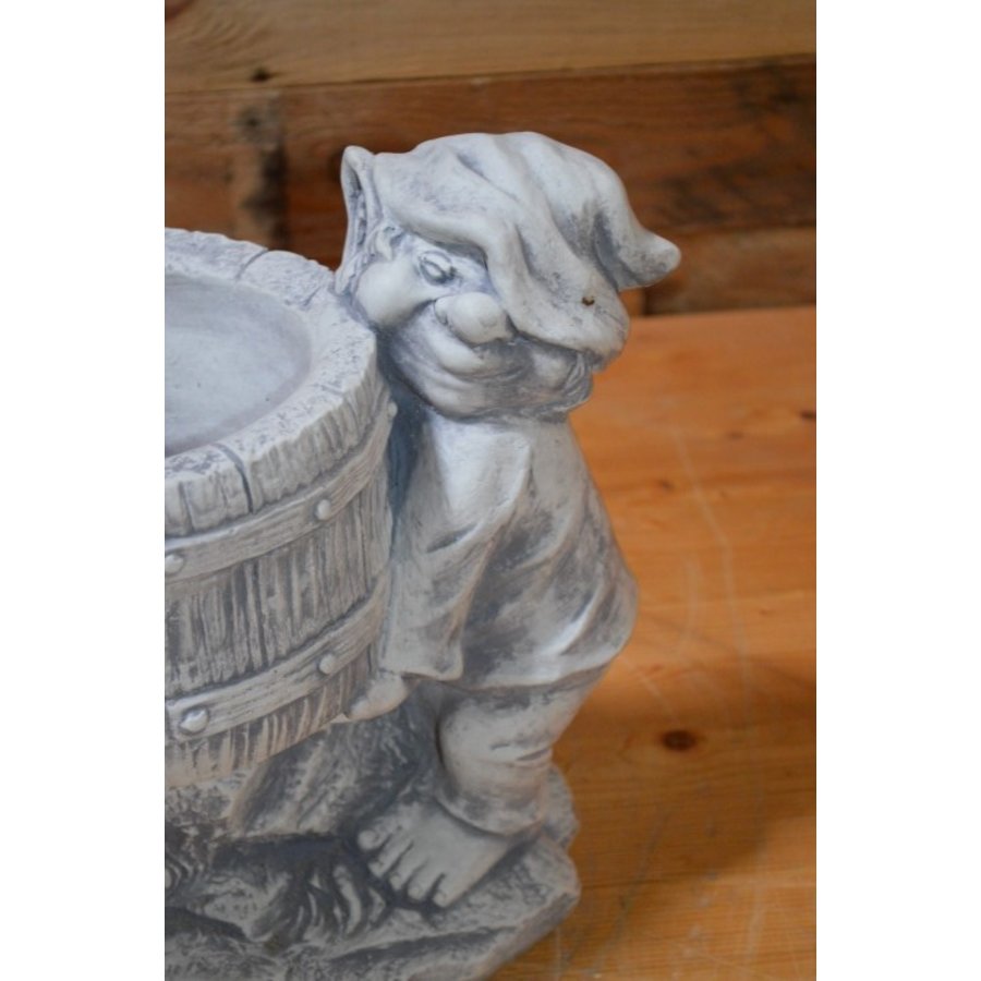 Twee laven of kabouters met betonnen plantenbak-5