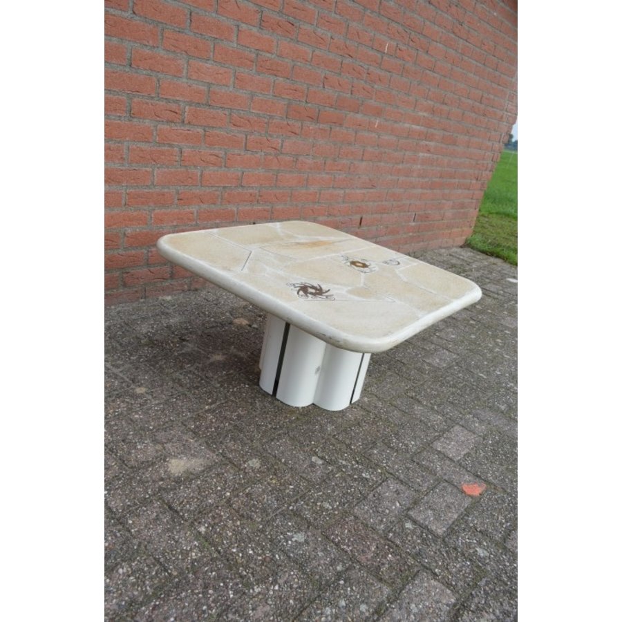 Brutalist salontafel – Kingma design met natuursteen en messing-4