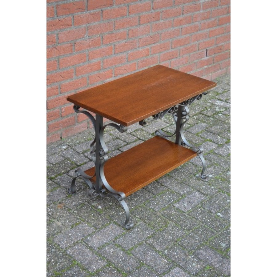 Vintage bijzettafeltje – sierlijk metalen onderstel met donker eiken bladen-1