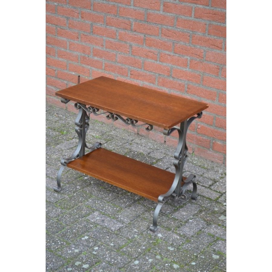 Vintage bijzettafeltje – sierlijk metalen onderstel met donker eiken bladen-2