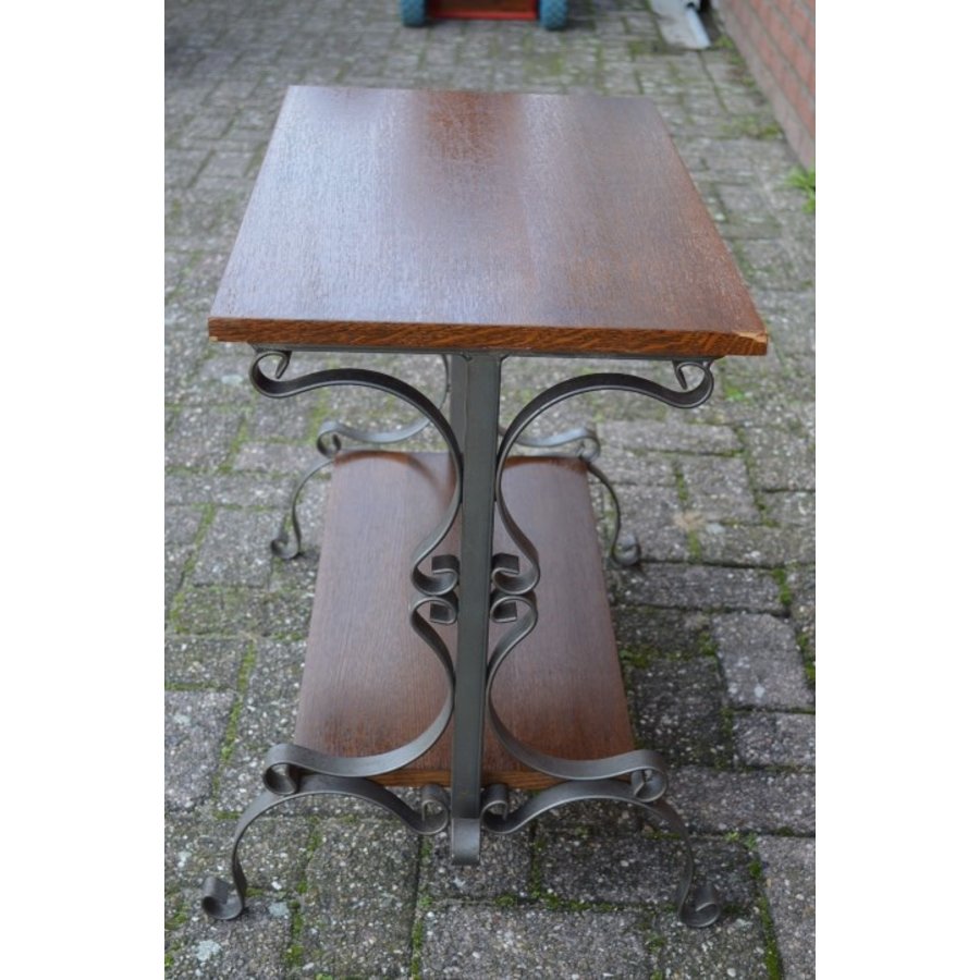 Vintage bijzettafeltje – sierlijk metalen onderstel met donker eiken bladen-3