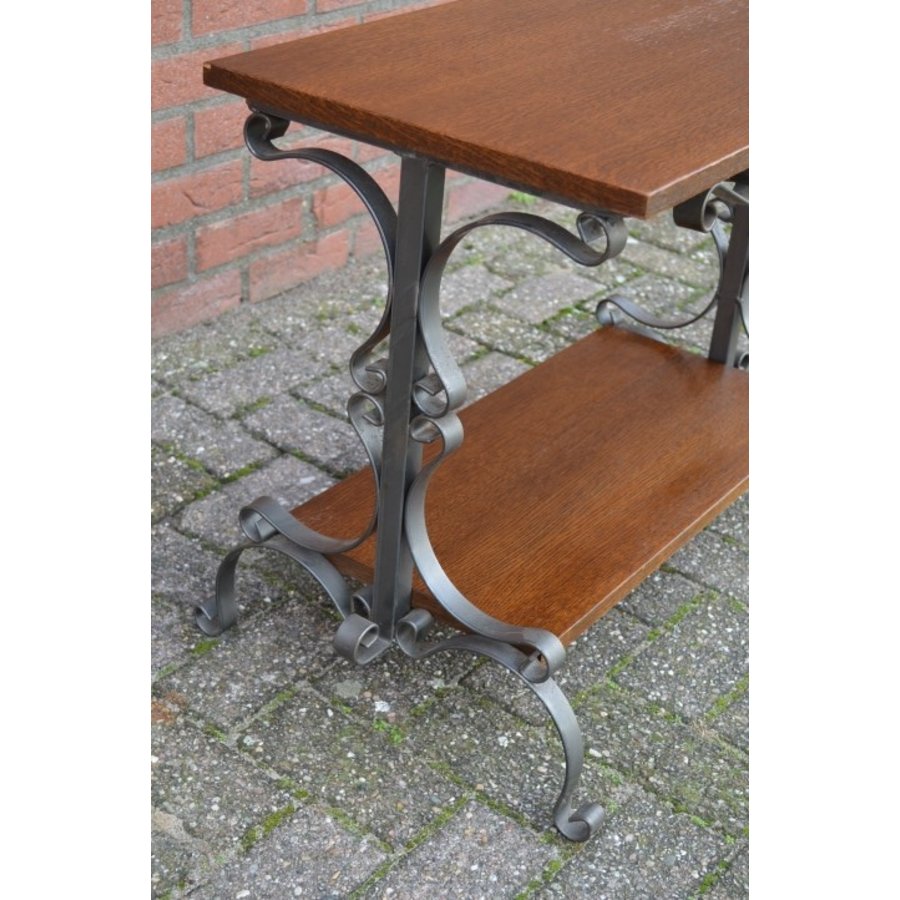 Bijzettafeltje met sierlijk metaalwerk en 2 donker eiken bladen-4