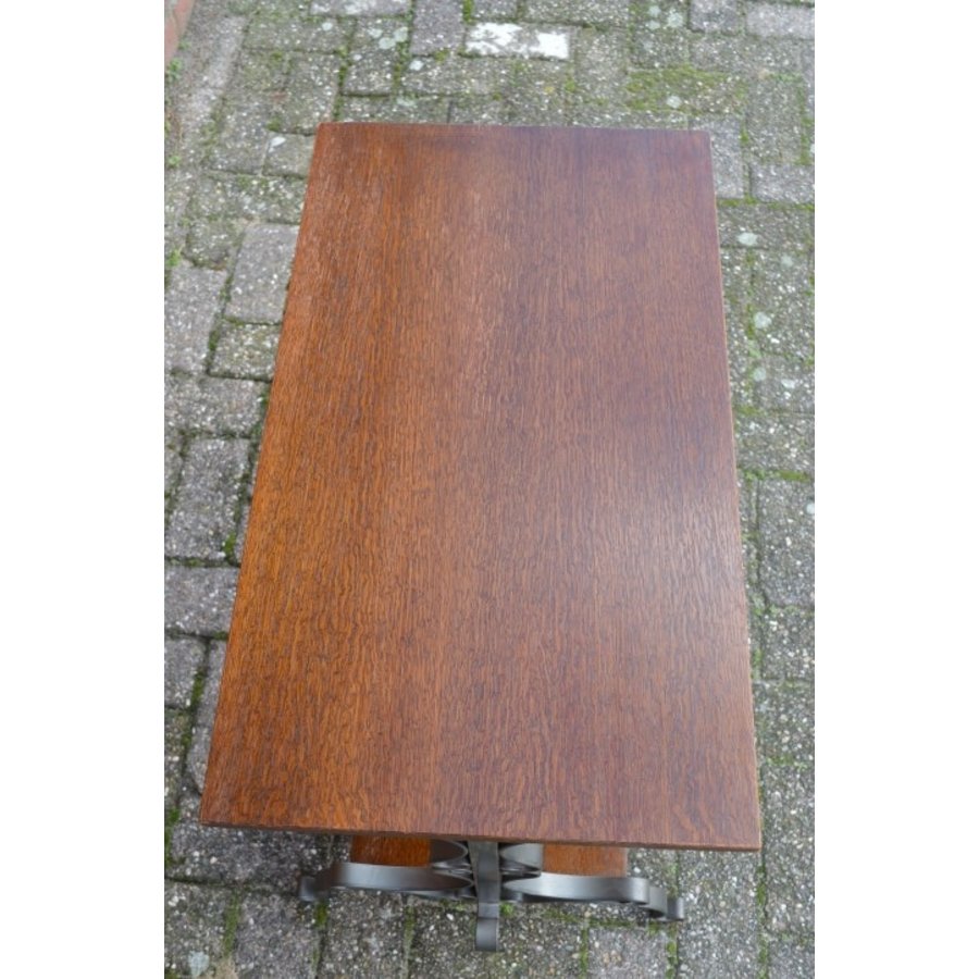 Vintage bijzettafeltje – sierlijk metalen onderstel met donker eiken bladen-5