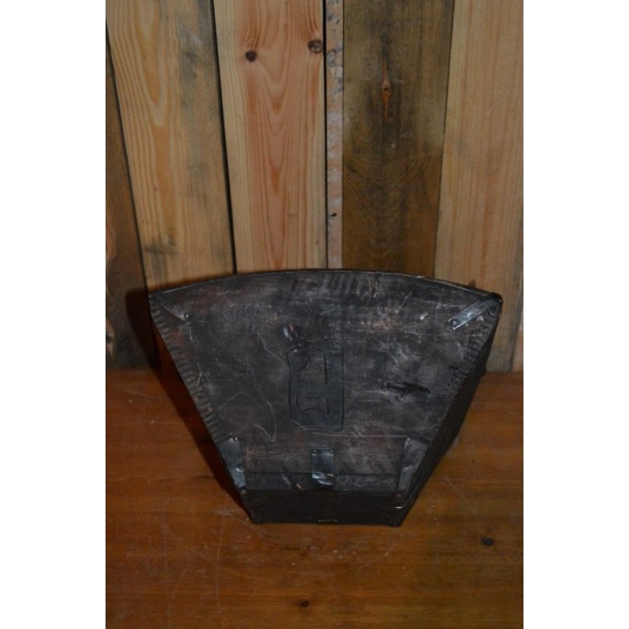 Antiek houten rijstbakje met verzonken handvat en ijzeren hoekjes-2