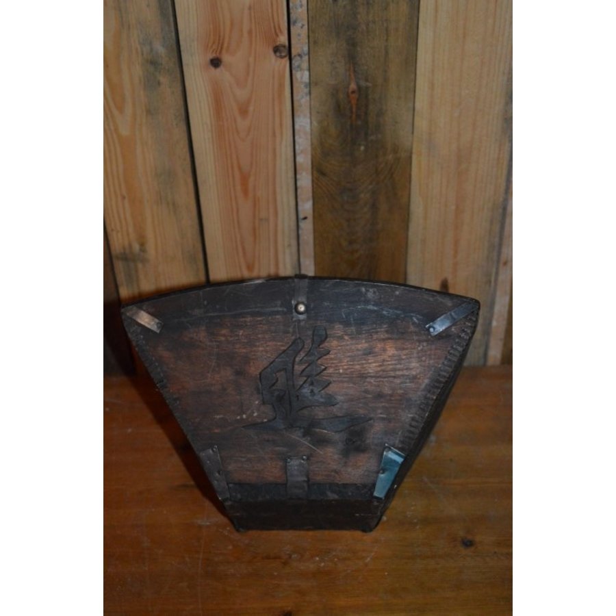 Antiek houten rijstbakje met verzonken handvat en ijzeren hoekjes-3