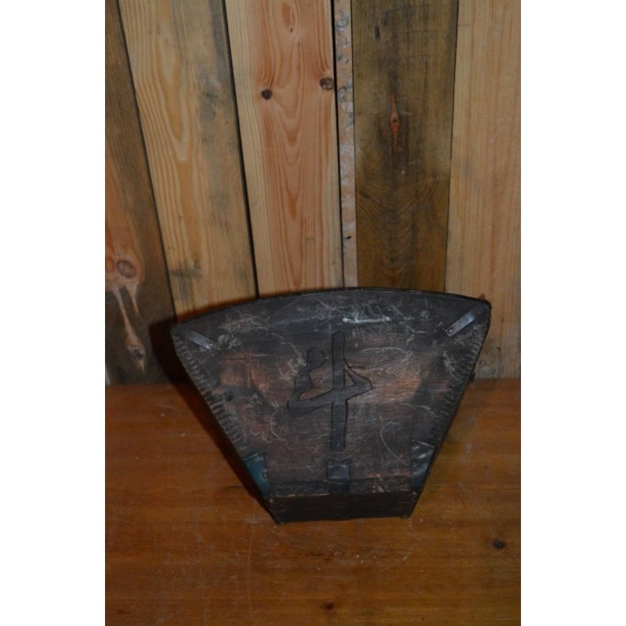 Antiek houten rijstbakje met verzonken handvat en ijzeren hoekjes-4