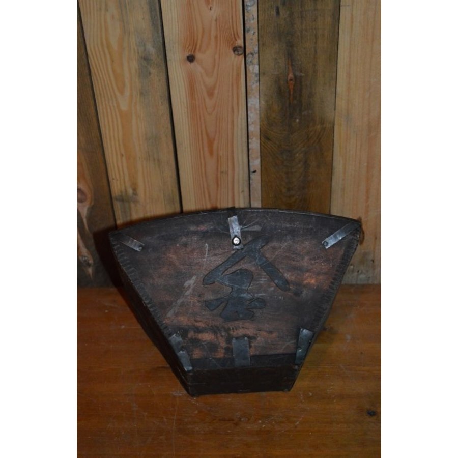 Oud houten rijstbakje met handvat en ijzeren details-5