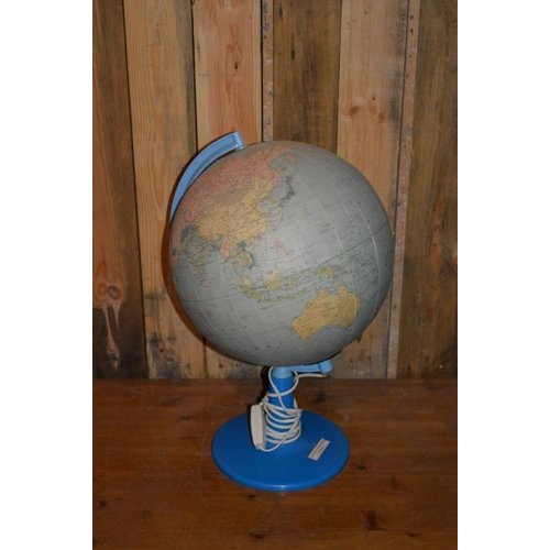 Retro globe met papier kaart 