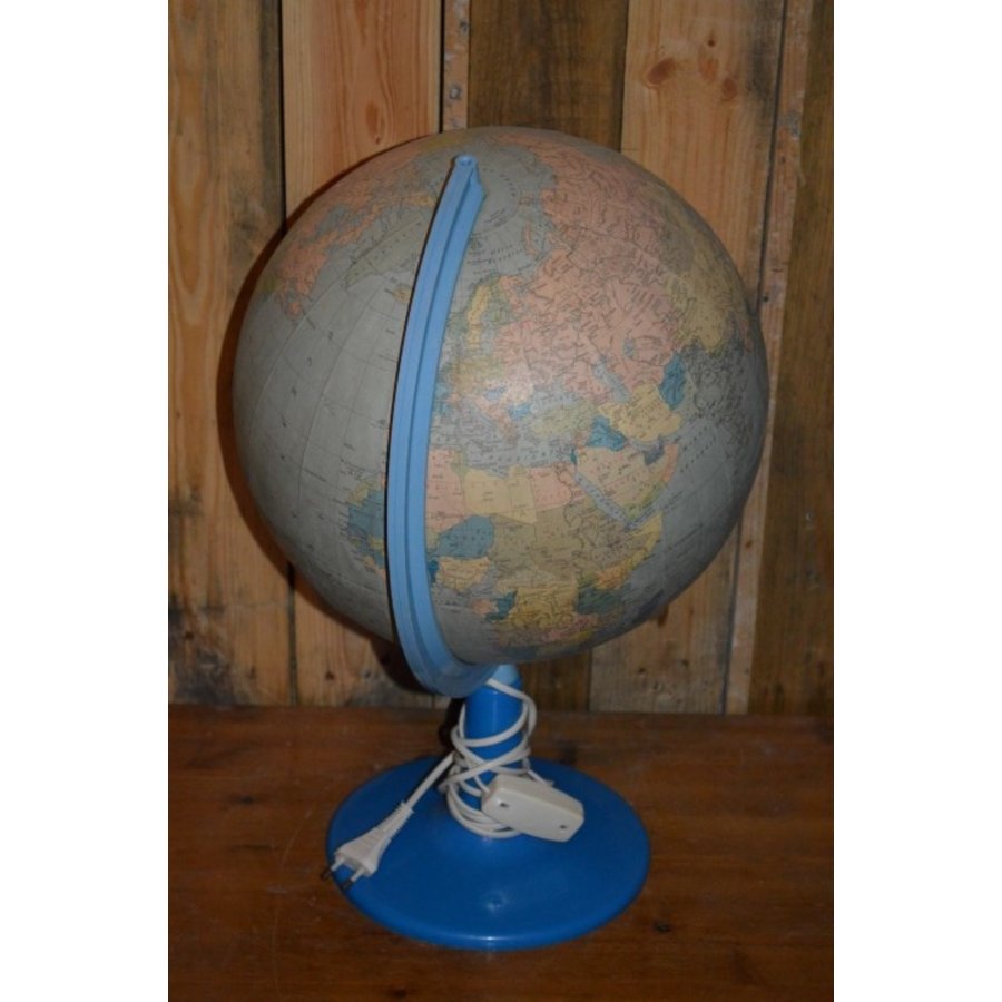 Retro globe met papier kaart-2