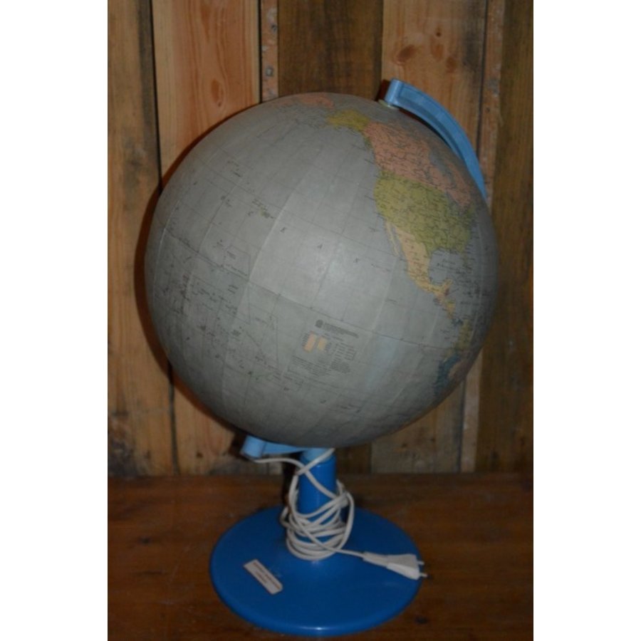 Retro globe met papier kaart-3