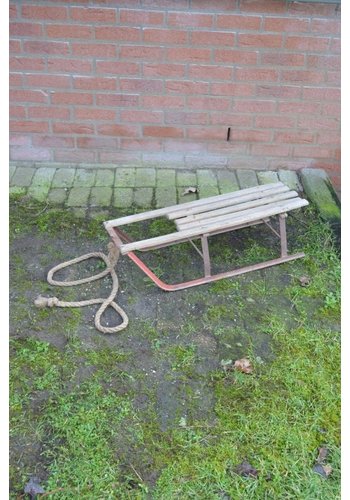 Traditionele houten slee met metaal 