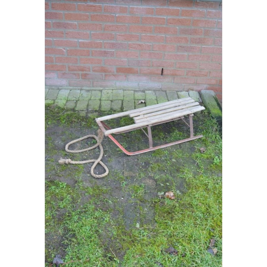 Traditionele houten slee met metalen glijders-1