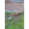 LoodsVol, Tweedehands Grote metalen slee met houten zitlatten, geschikt voor plezier en decoratie