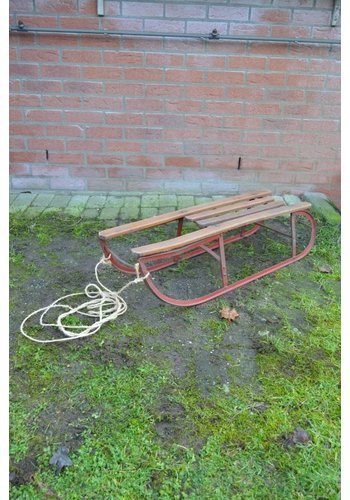 Grote metalen slee met houten latten 