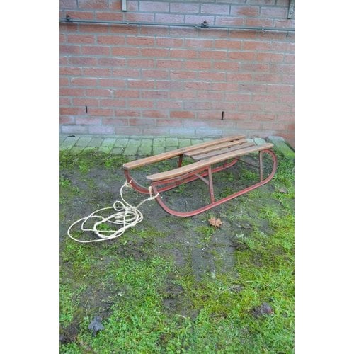 Grote metalen slee met houten latten 