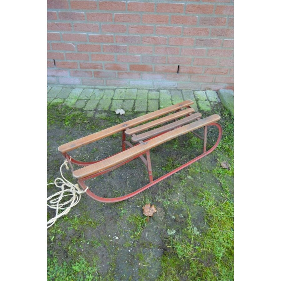 Grote metalen slee met houten zitlatten, geschikt voor plezier en decoratie-2