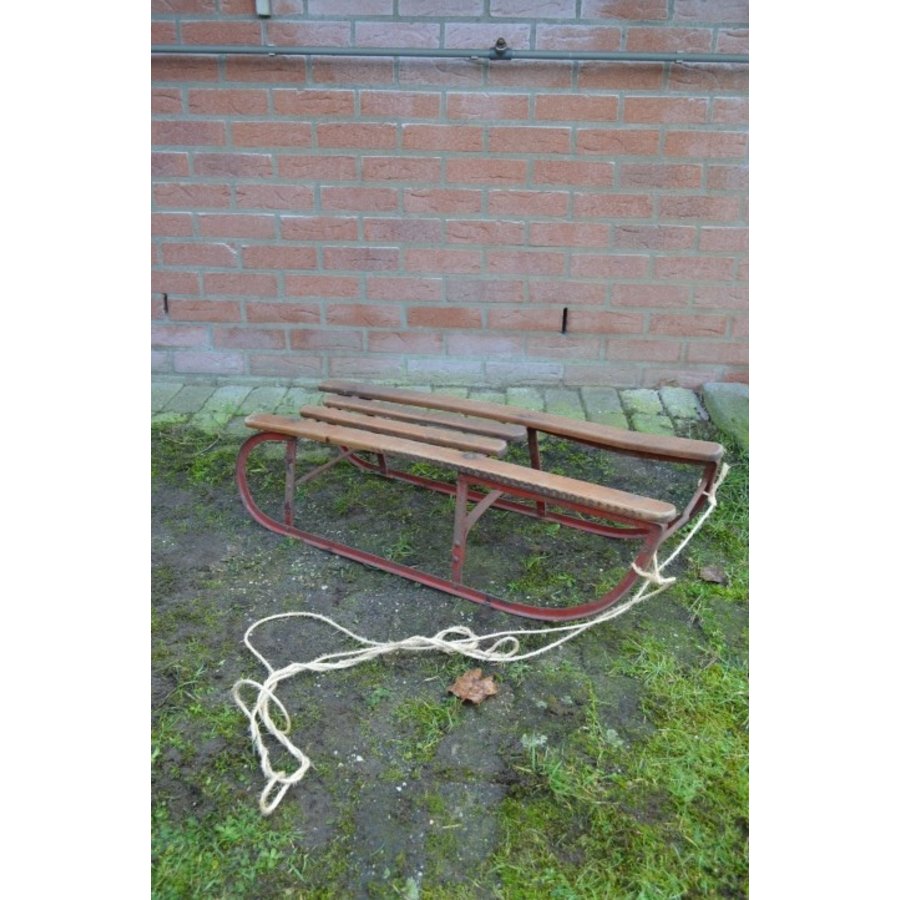 Grote metalen slee met houten zitlatten, geschikt voor plezier en decoratie-3