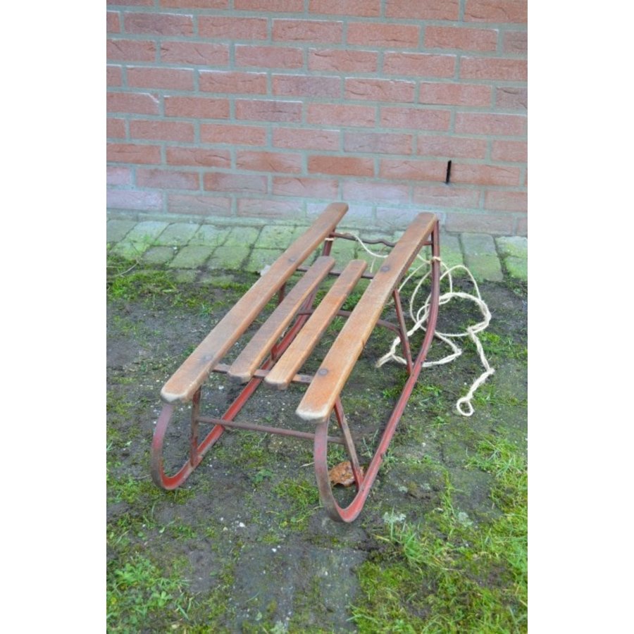 Grote metalen slee met houten zitlatten, geschikt voor plezier en decoratie-4