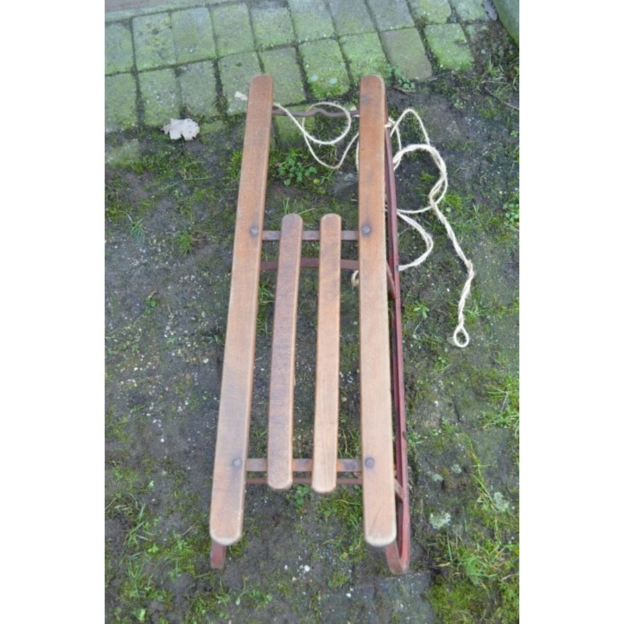 Grote metalen slee met houten zitlatten, geschikt voor plezier en decoratie-5