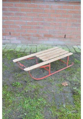Metalen slee met houten latten 