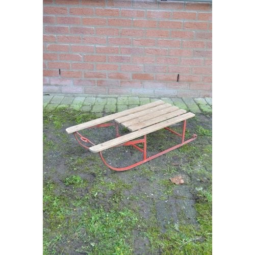 Metalen slee met houten latten 