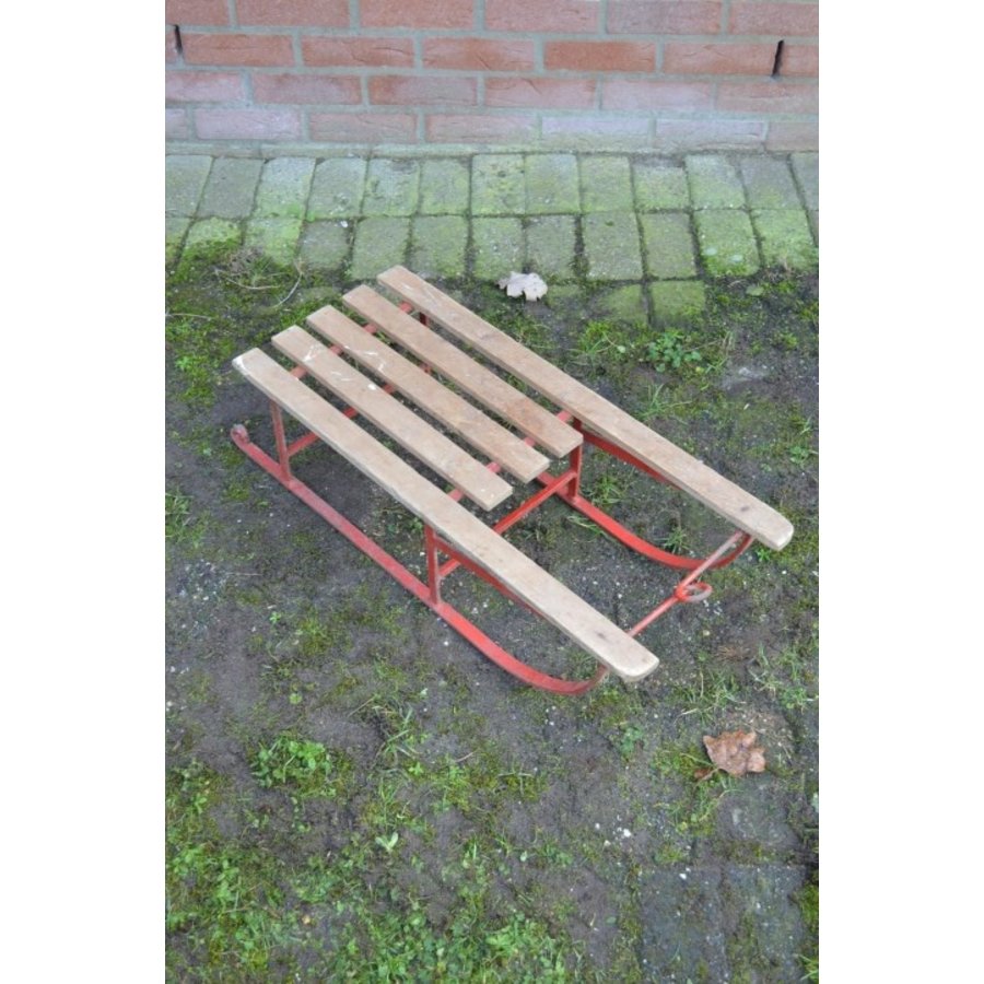 Metalen slee met houten latten-2