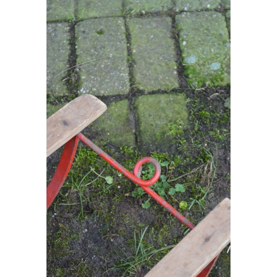 Metalen slee met houten latten-5