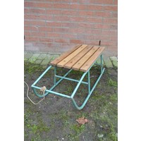 thumb-Groene metalen slee met houten latten-2