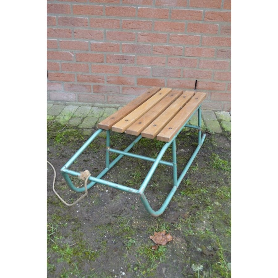 Groene metalen slee met houten latten-2