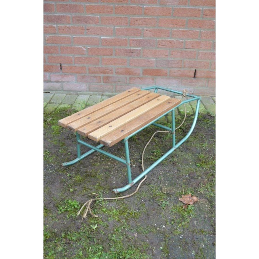 Groene metalen slee met houten latten-3