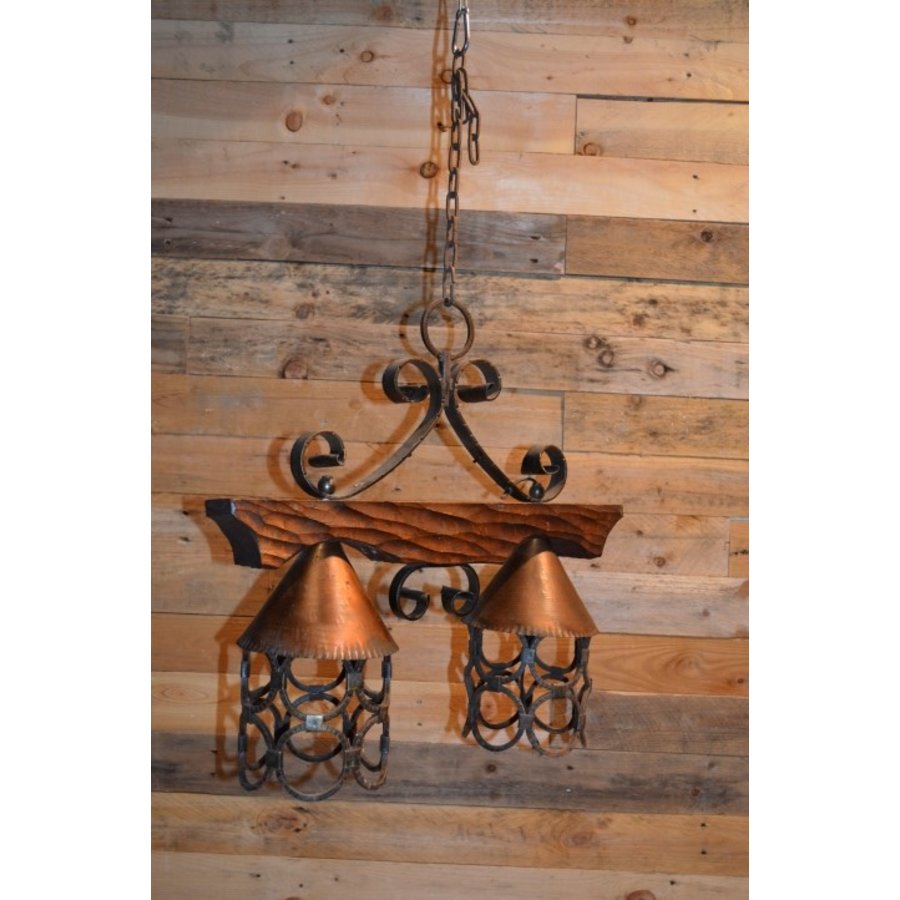 Landelijke hanglamp van smeedijzer en hout met twee lichtpunten-1