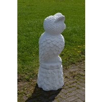 Betonnen wijze uil op sokkel als tuinbeeld met veel details