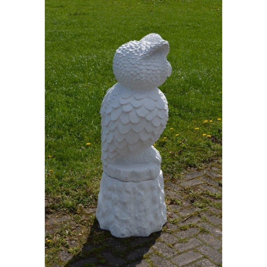 Betonnen wijze uil op sokkel als tuinbeeld met veel details-4