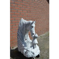 thumb-Meisje geeft paard water als betonnen waterornament voor de tuin-2