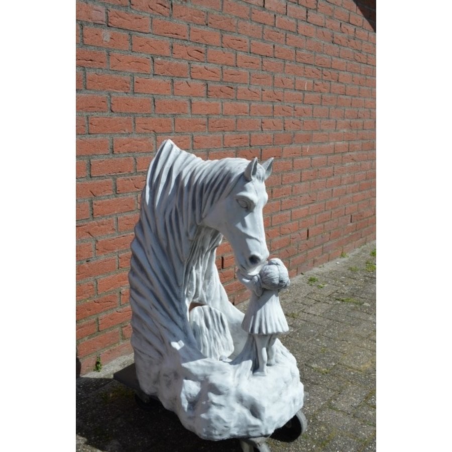 Betonnen beeld meisje met paard waterornament tuinbeeld-2