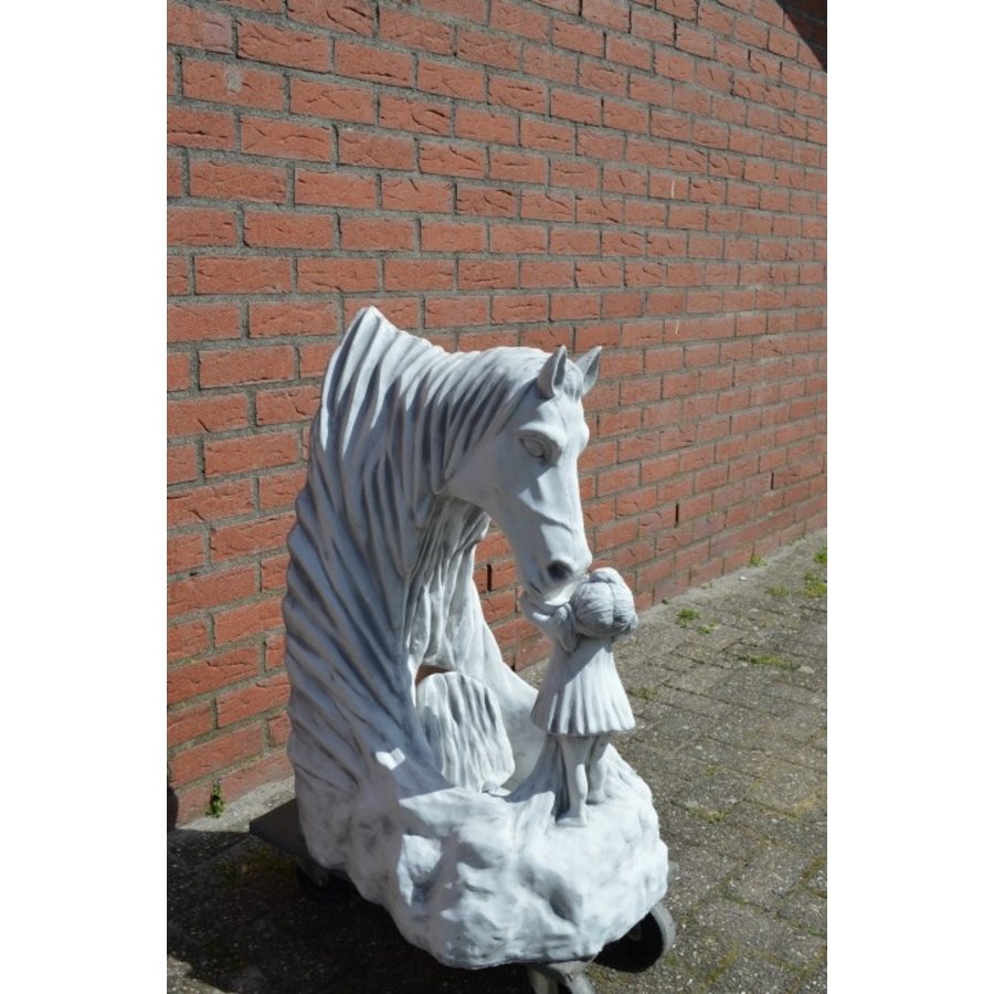 Meisje geeft paard water als betonnen waterornament voor de tuin-2