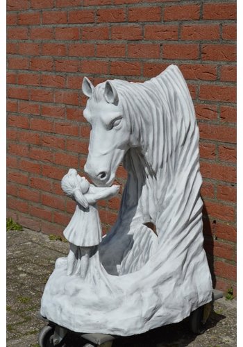 Betonnen beeld Meisje geeft paard water 