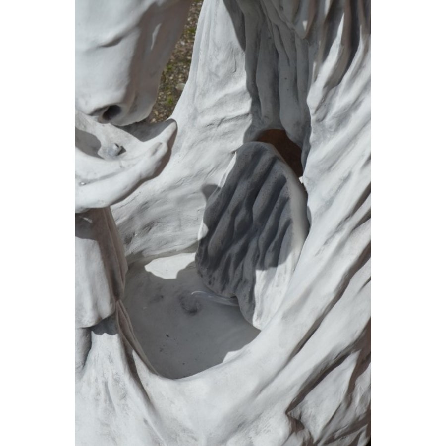 Meisje geeft paard water als betonnen waterornament voor de tuin-3