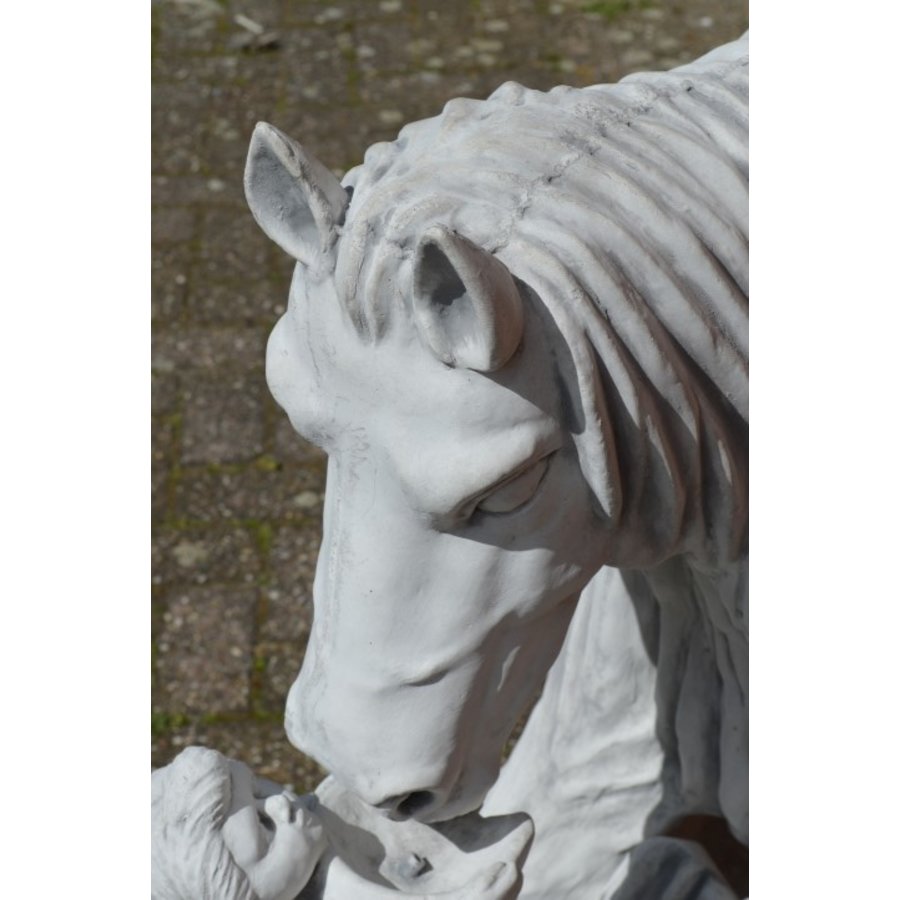 Meisje geeft paard water als betonnen waterornament voor de tuin-5