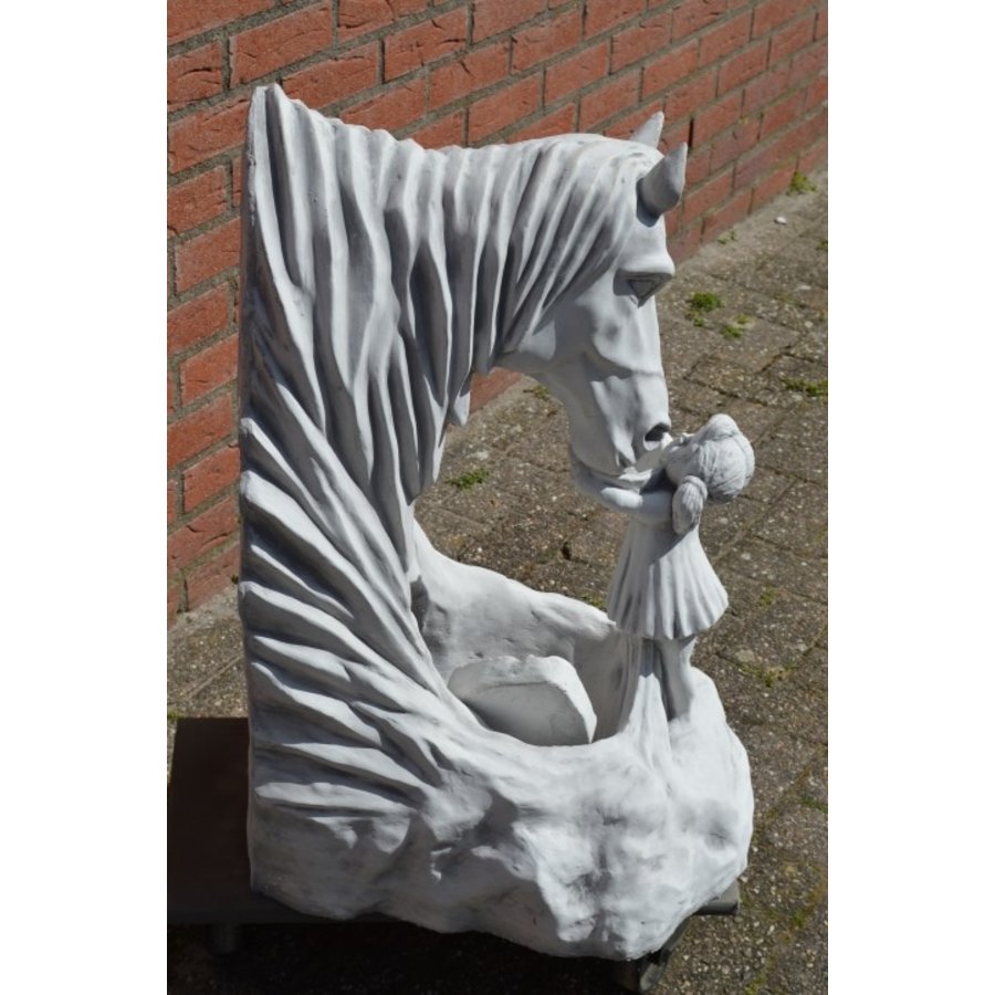 Meisje geeft paard water als betonnen waterornament voor de tuin-7
