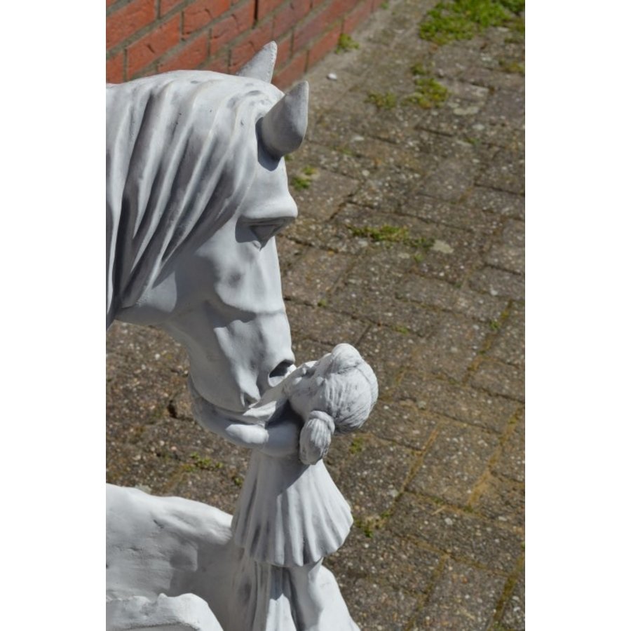 Betonnen beeld meisje met paard waterornament tuinbeeld-8