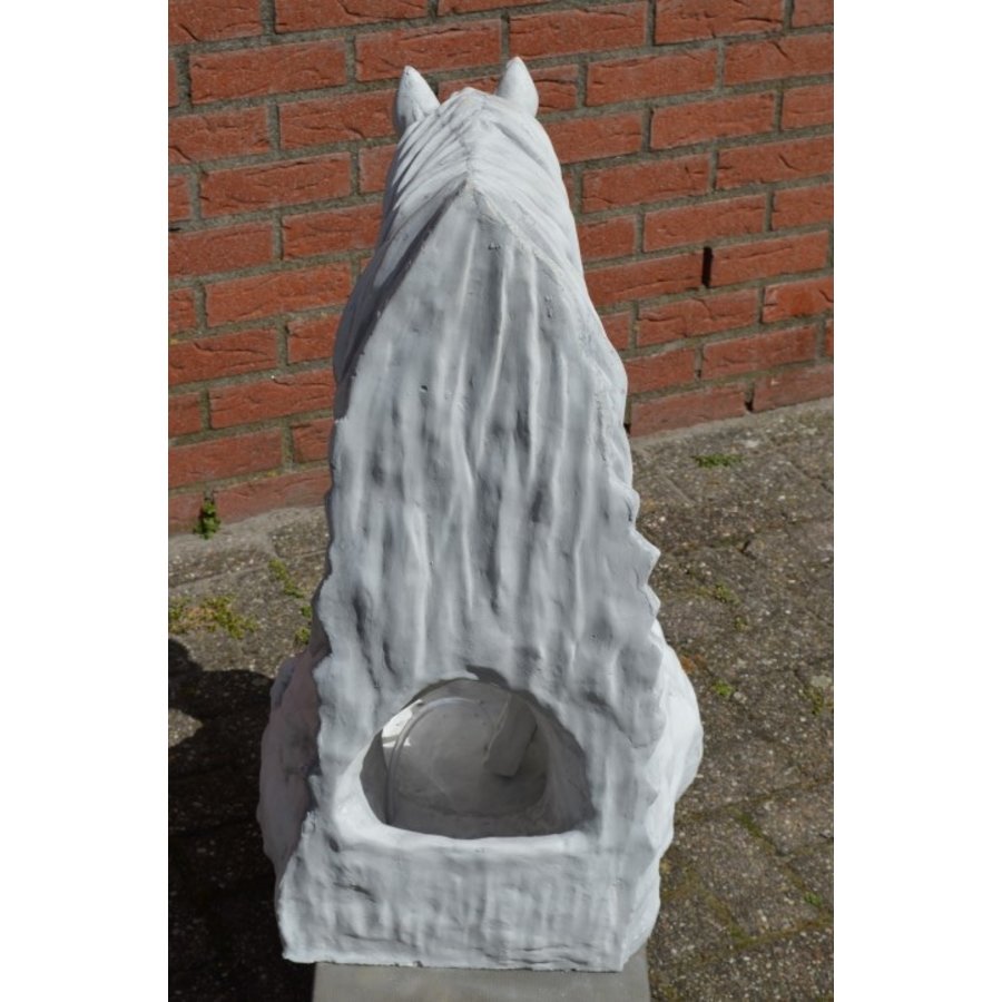 Meisje geeft paard water als betonnen waterornament voor de tuin-9