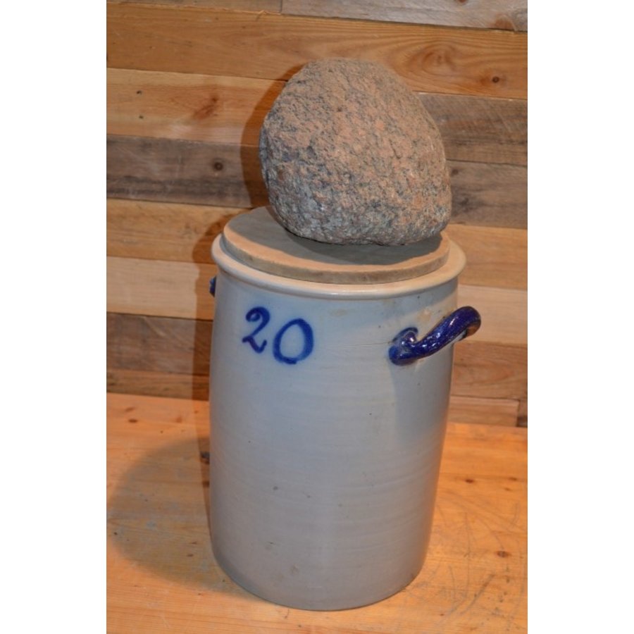 Zuurkool pot met steen en houten plank voor decoratie-3