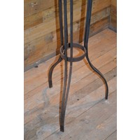 thumb-Smeedijzeren decoratiekrans op metalen driepoot-2