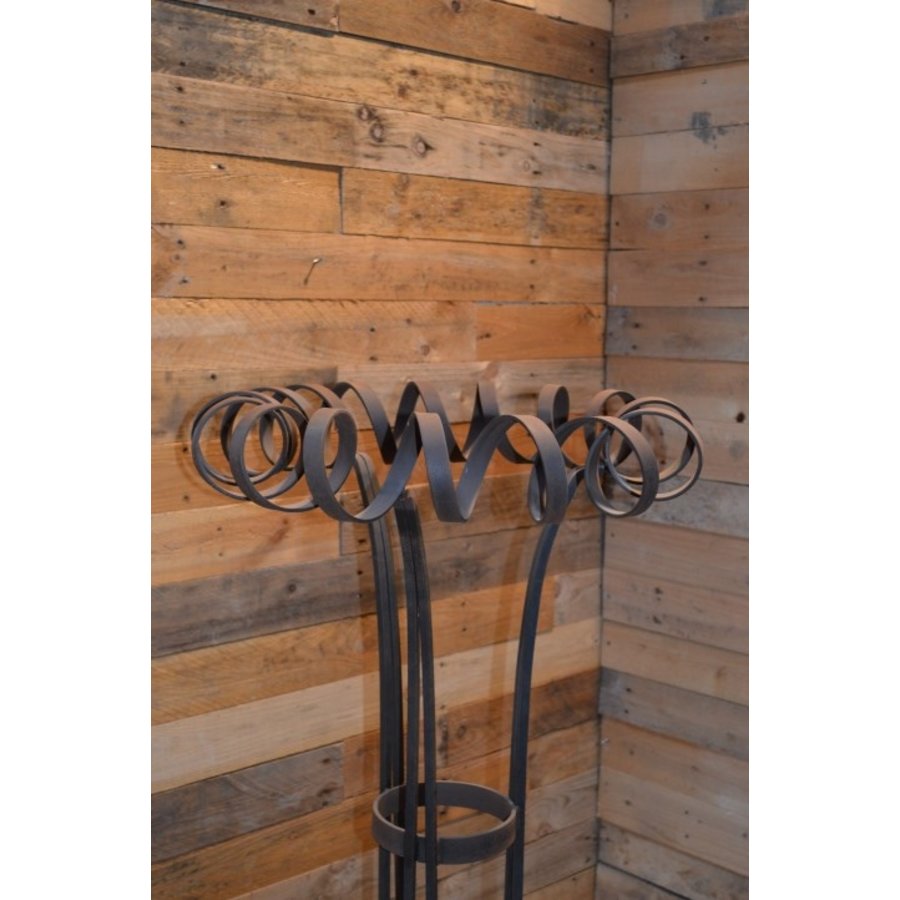 Smeedijzeren decoratiekrans op metalen driepoot-3
